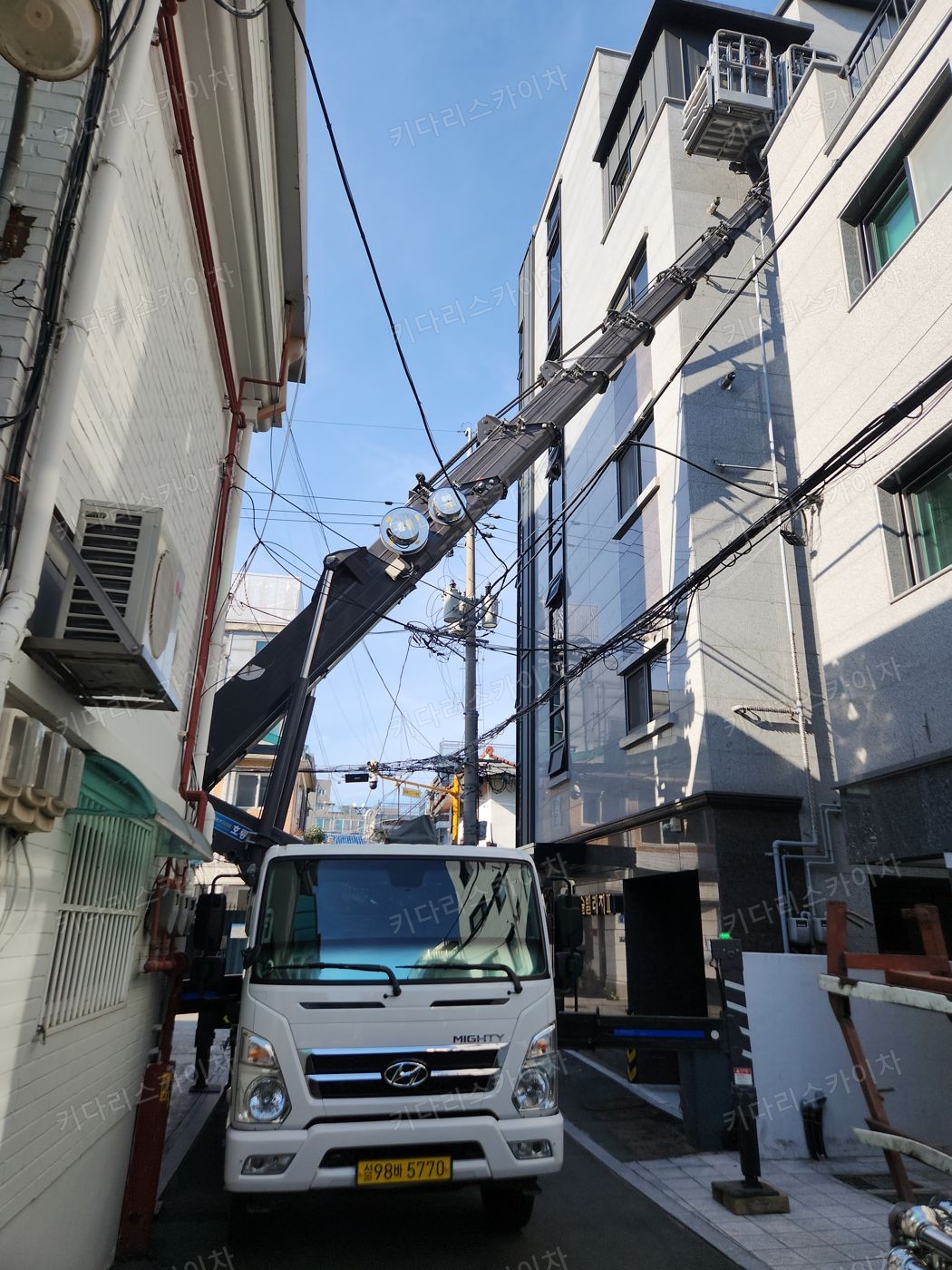 주택 사이 골목의 스카이차 배치