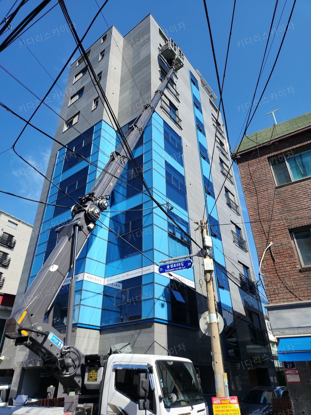 공사 현장 구조물 앞 스카이차 배치