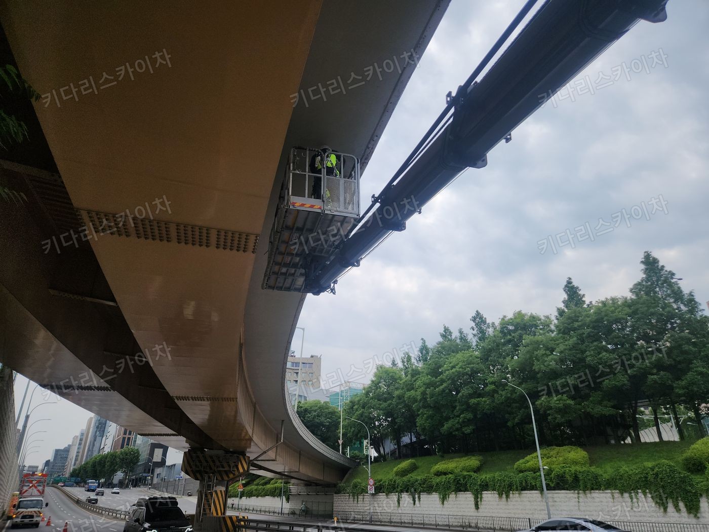 교량 아래 스카이차와 작업대 배치