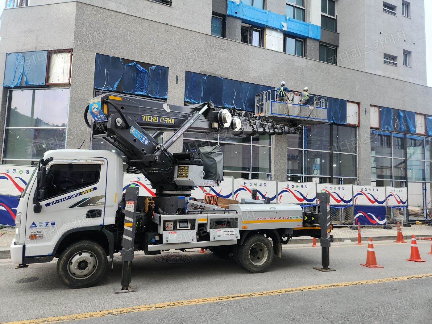 상가 앞 도로변 스카이차 배치