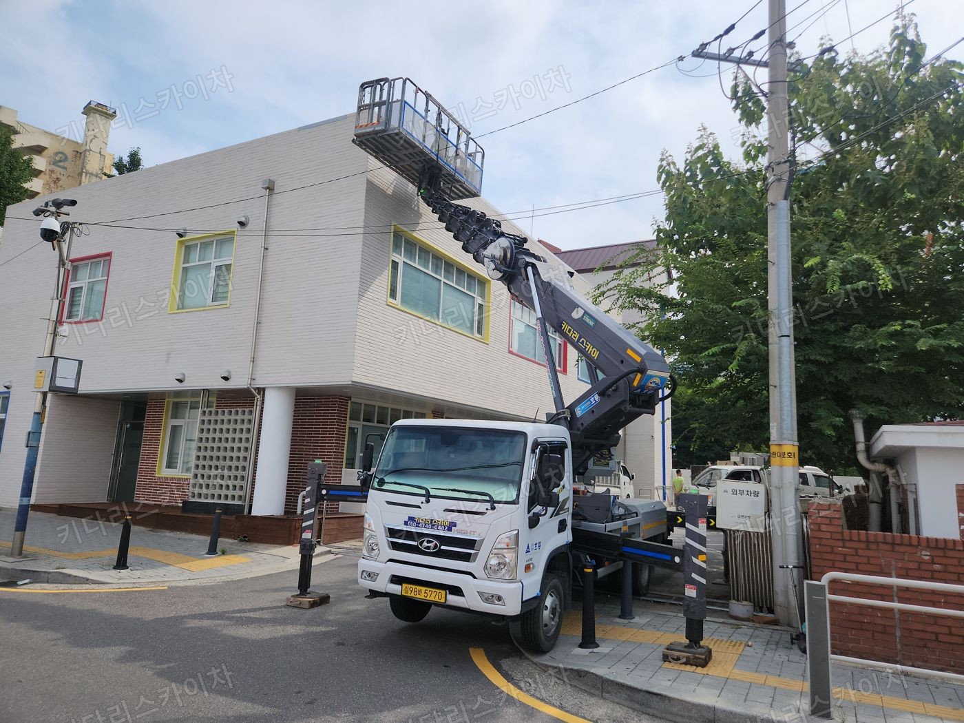 주택 사이 골목의 스카이차 배치