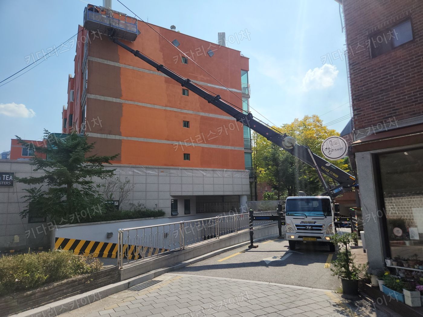상가 앞 도로변 스카이차 배치