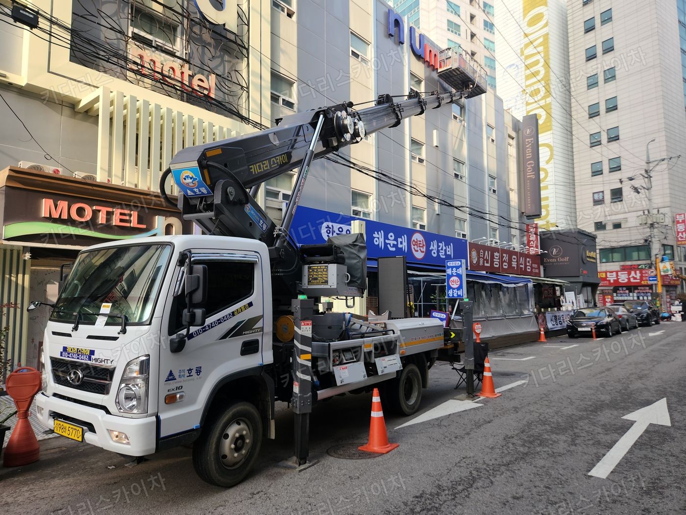 상가 앞 도로변 스카이차 배치
