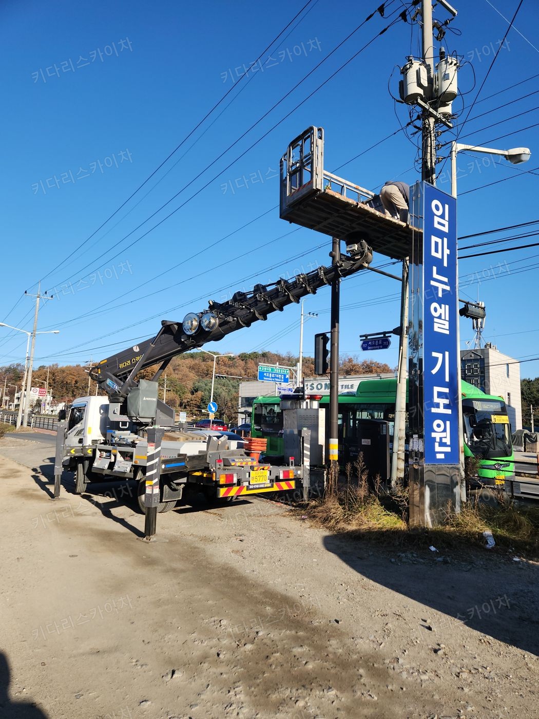 도로 교차로 위로 펼친 작업대