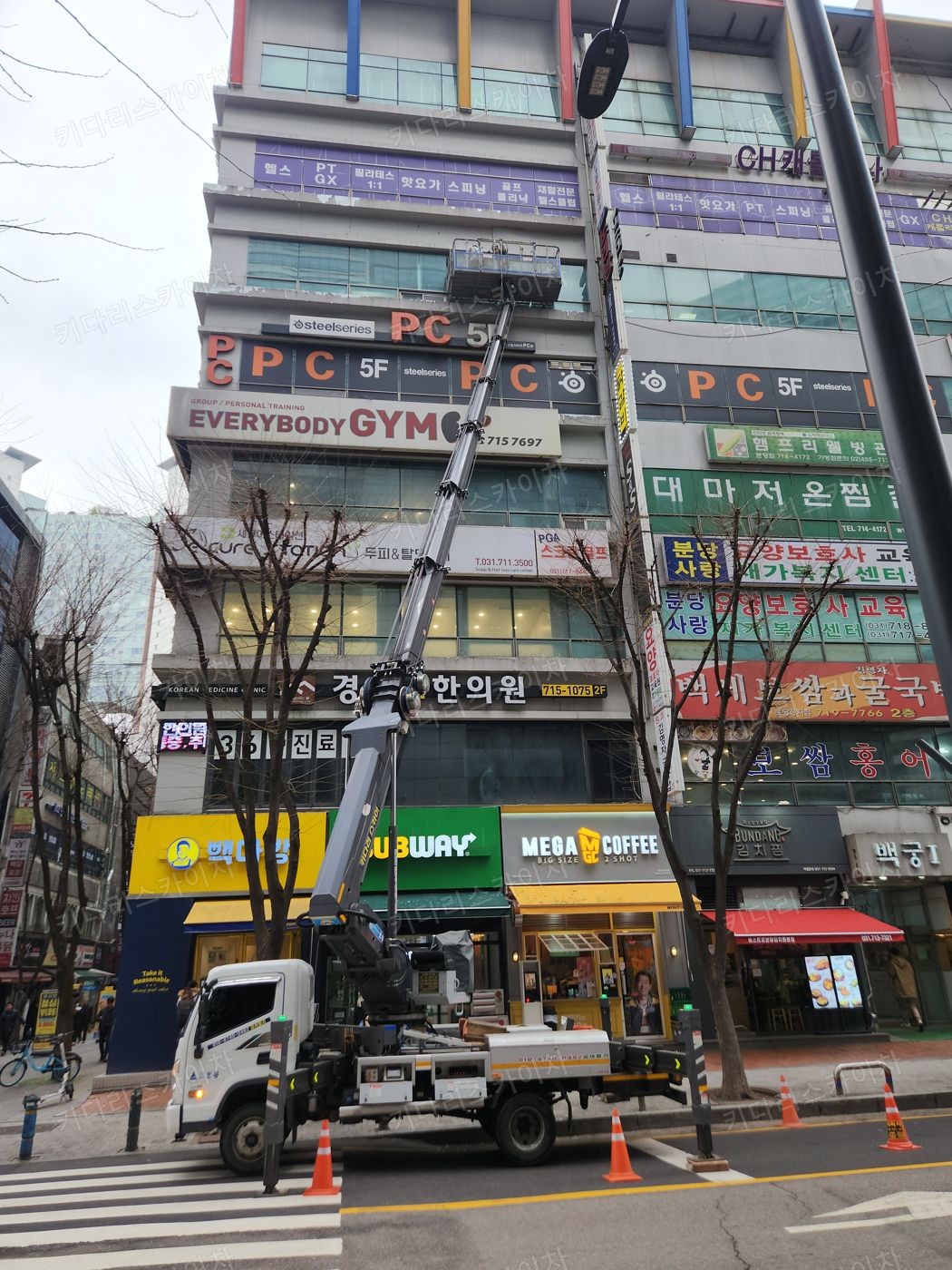 상가 앞 도로변 스카이차 배치