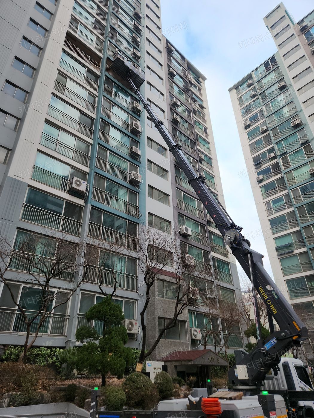 아파트 앞 진입로의 스카이차 배치