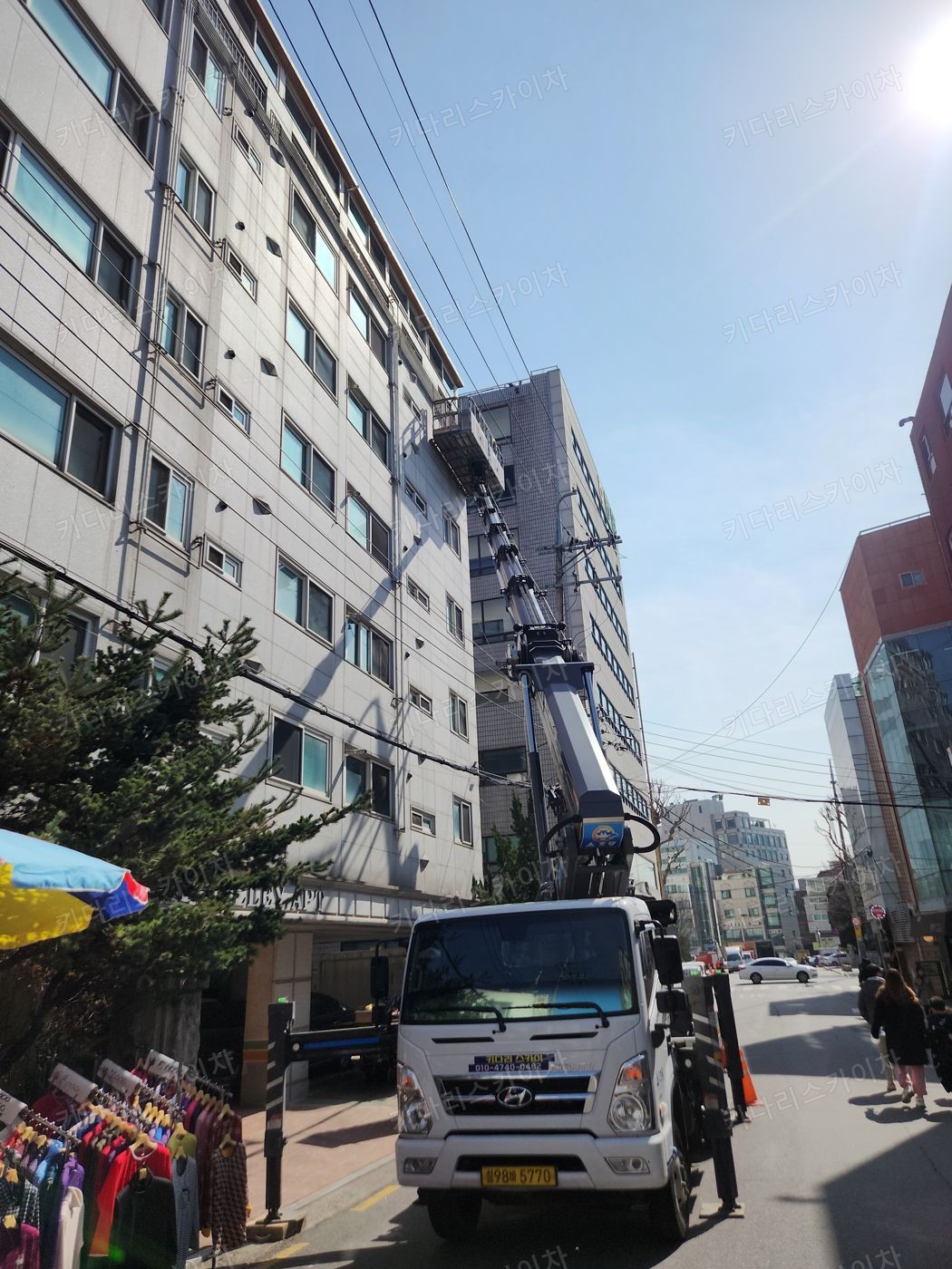 상가 앞 도로변 스카이차 배치
