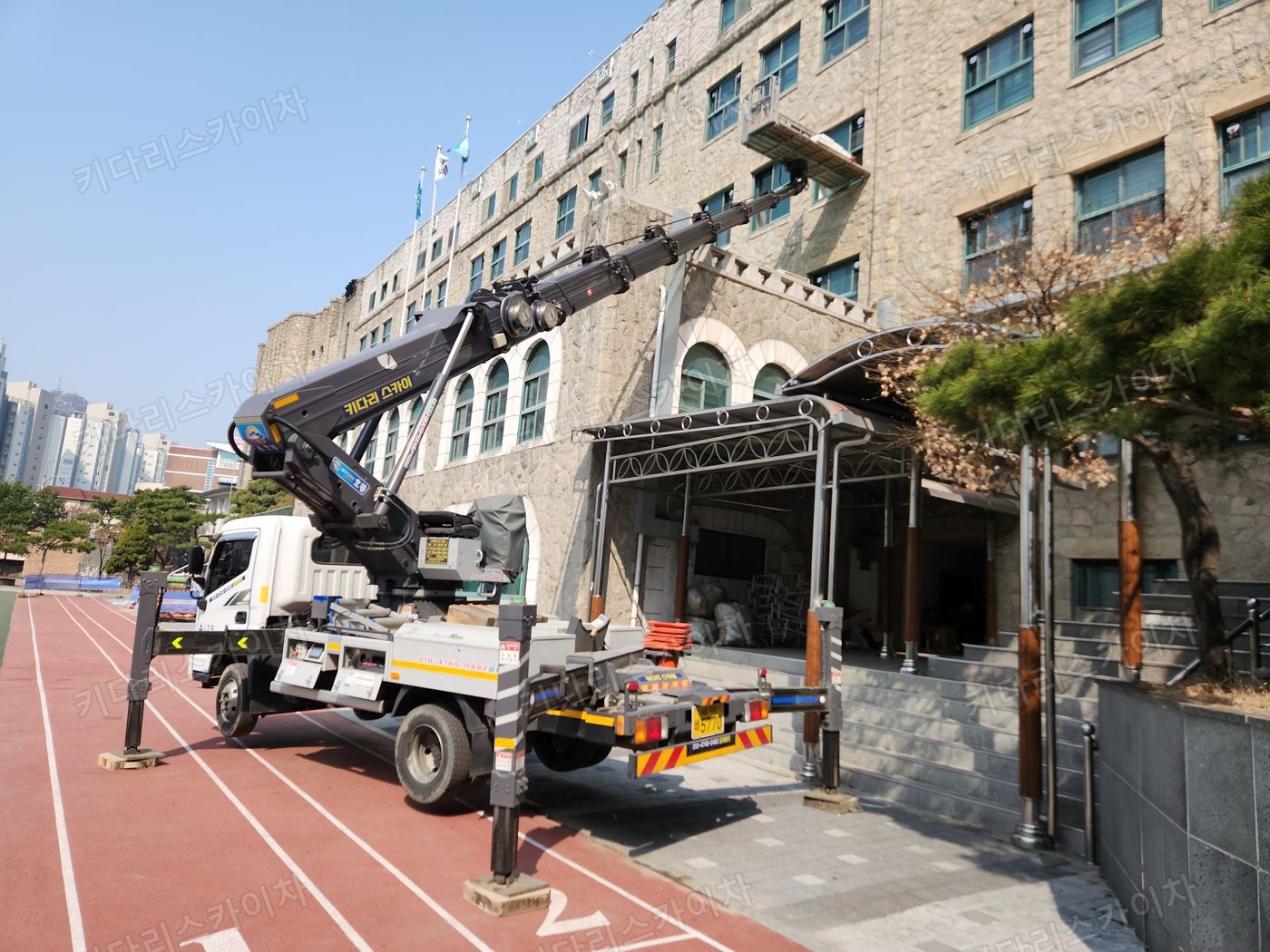 상가 앞 도로변 스카이차 배치