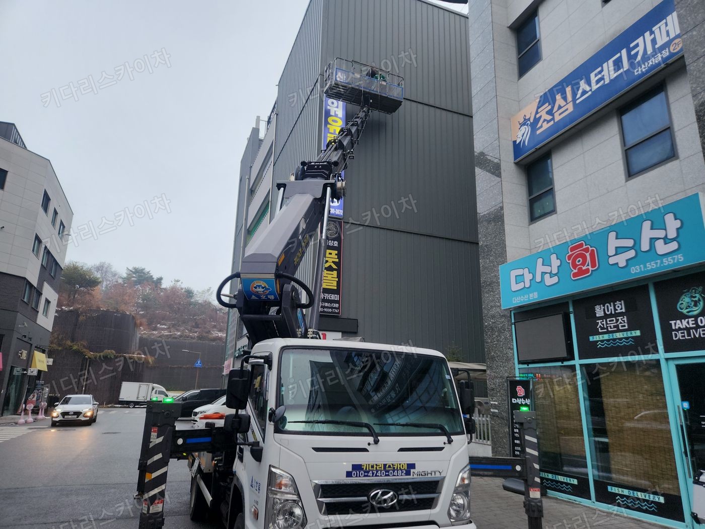 주택 사이 골목의 스카이차 배치