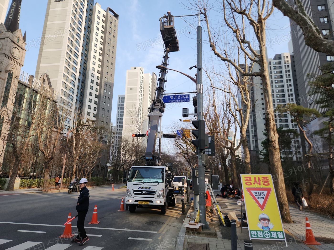 아파트 앞 진입로의 스카이차 배치