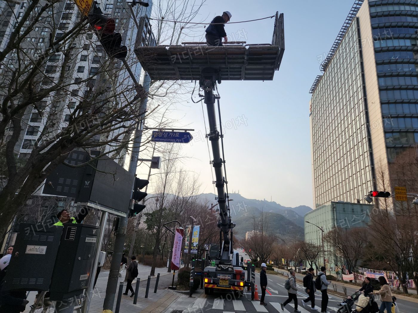 아파트 앞 진입로의 스카이차 배치