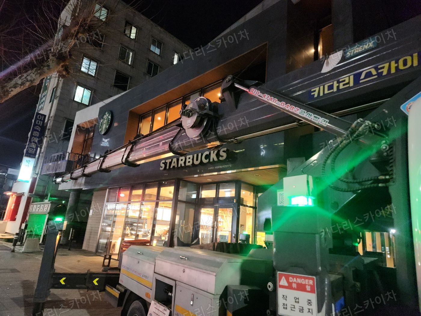 건물 외벽의 간판 앞 작업대 배치