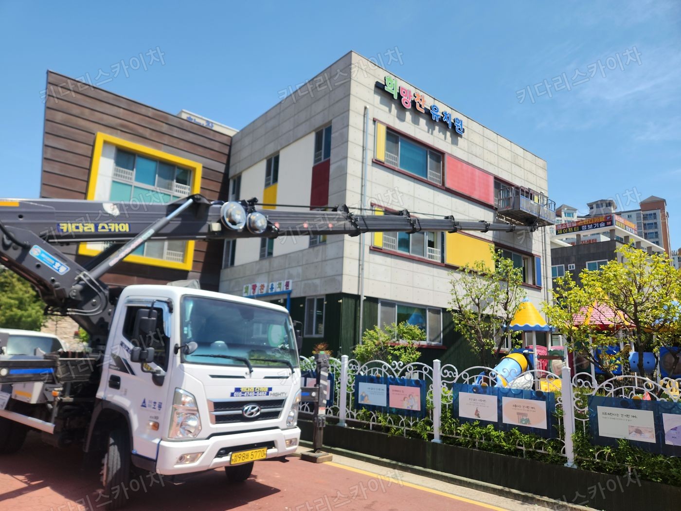 상가 앞 도로변 스카이차 배치
