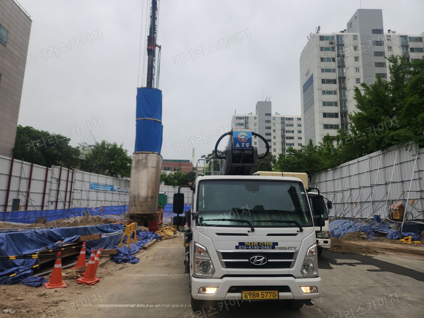 공사 현장 구조물 앞 스카이차 배치
