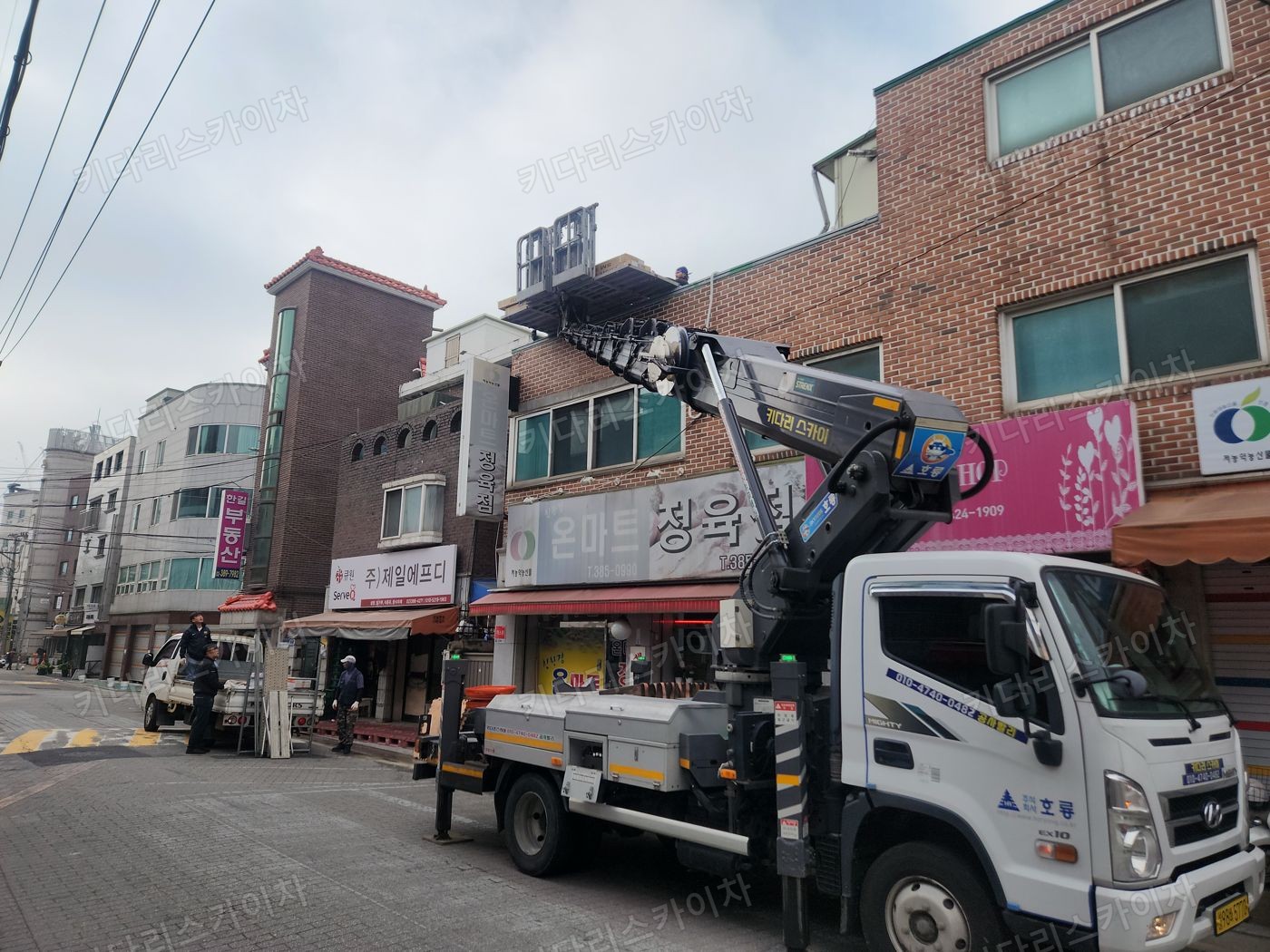 상가 앞 도로변 스카이차 배치