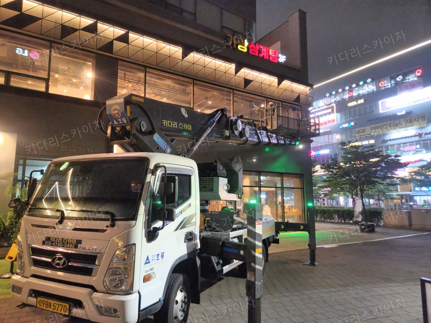 건물 외벽의 간판 앞 작업대 배치