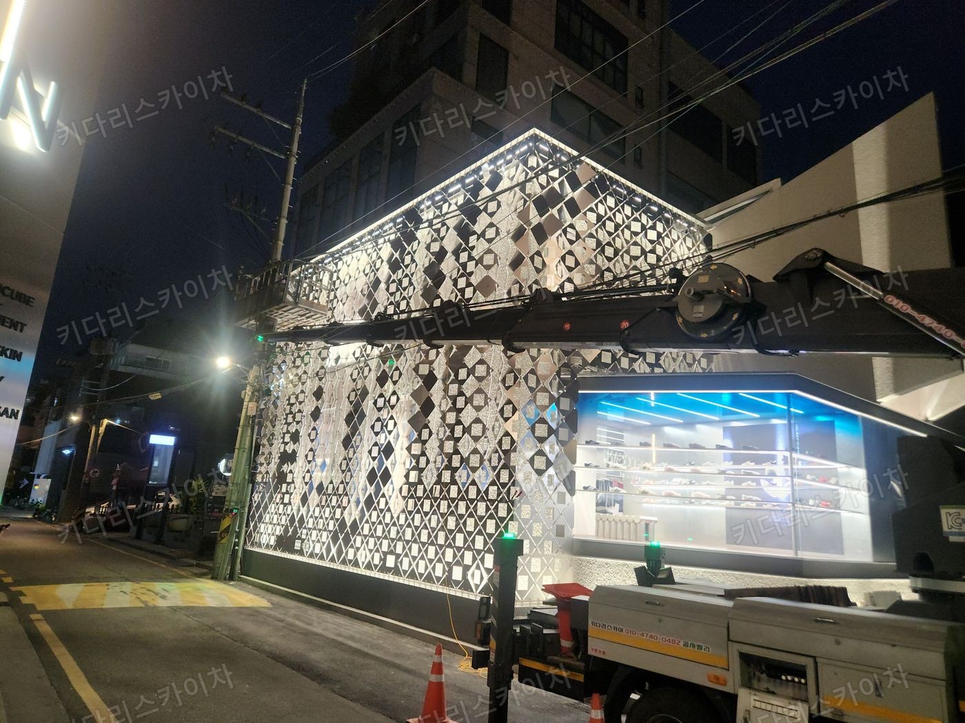 건물 외벽의 간판 앞 작업대 배치