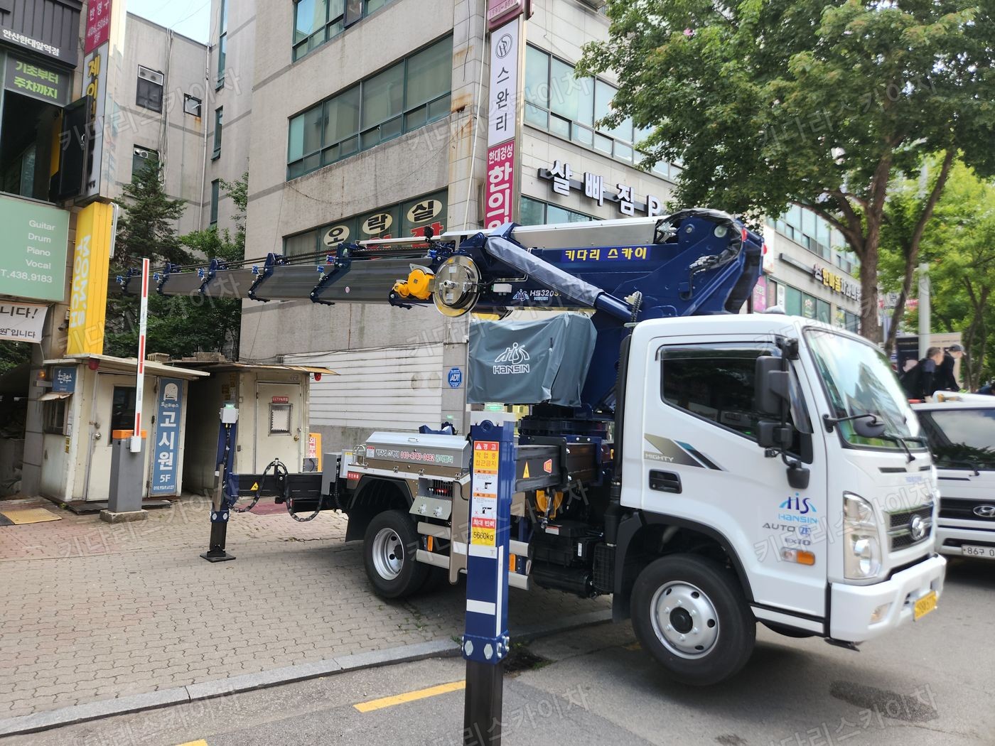 상가 앞 도로변 스카이차 배치