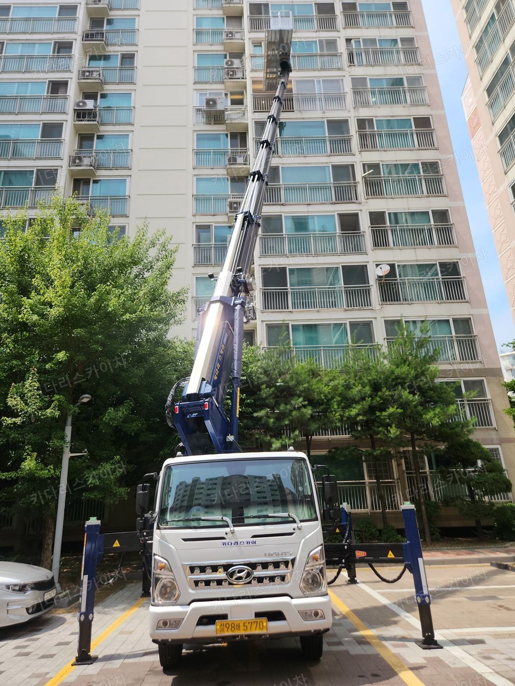 아파트 앞 진입로의 스카이차 배치