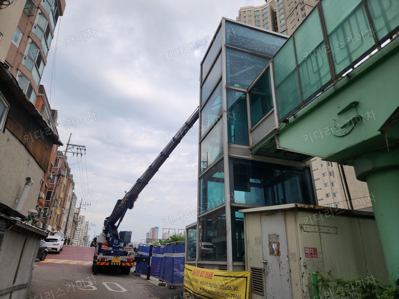 유리 외벽 앞 스카이차 작업대 배치