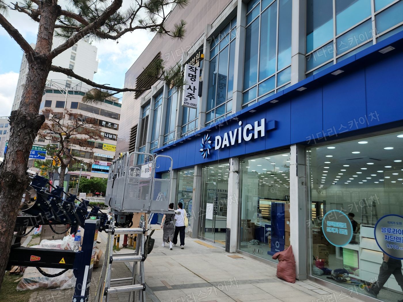 상가 앞 도로변 스카이차 배치