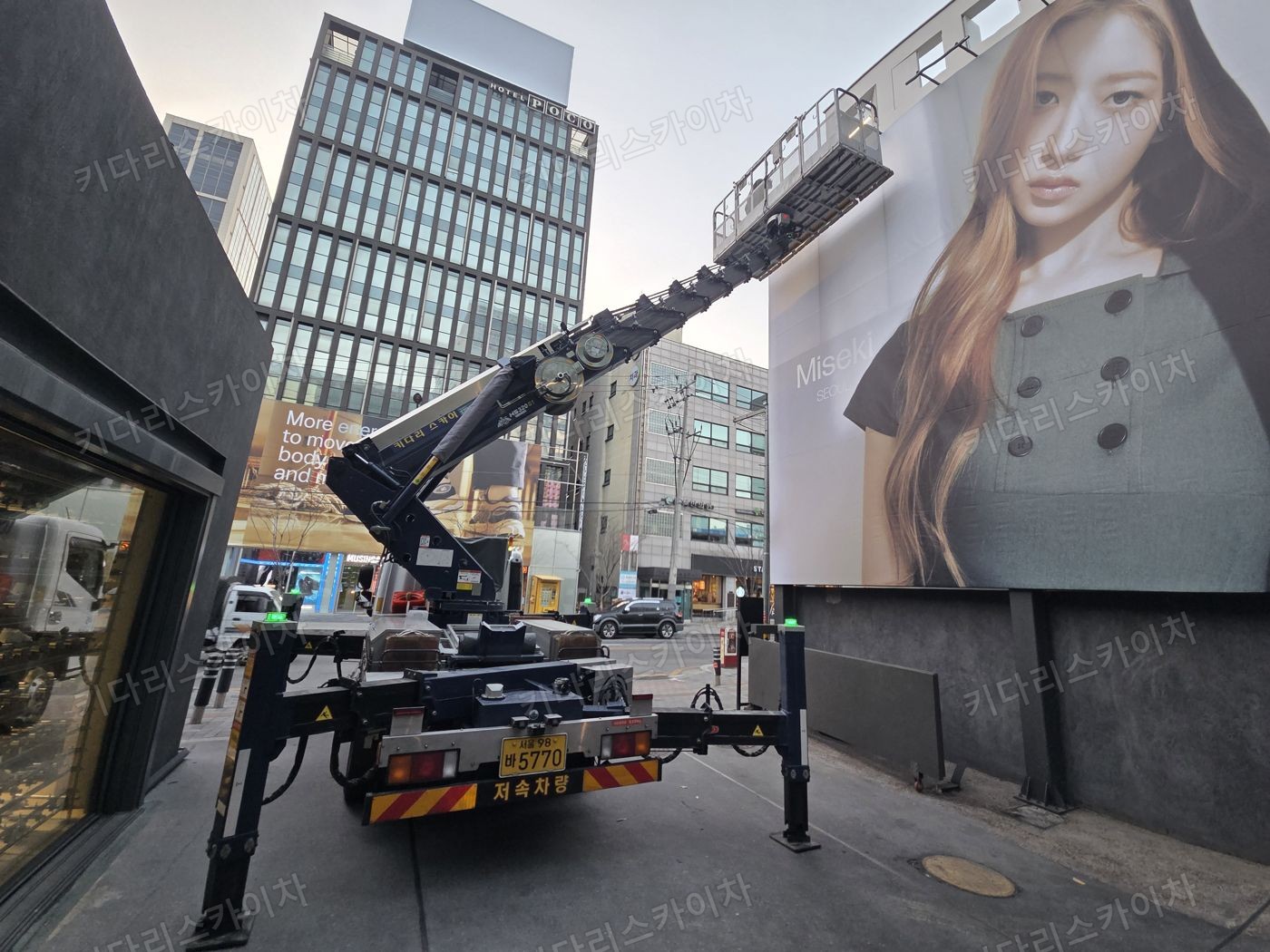 건물 외벽의 간판 앞 작업대 배치