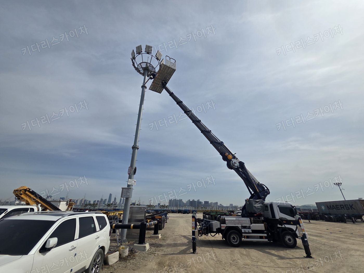 건물 앞 넓은 공간의 스카이차 배치