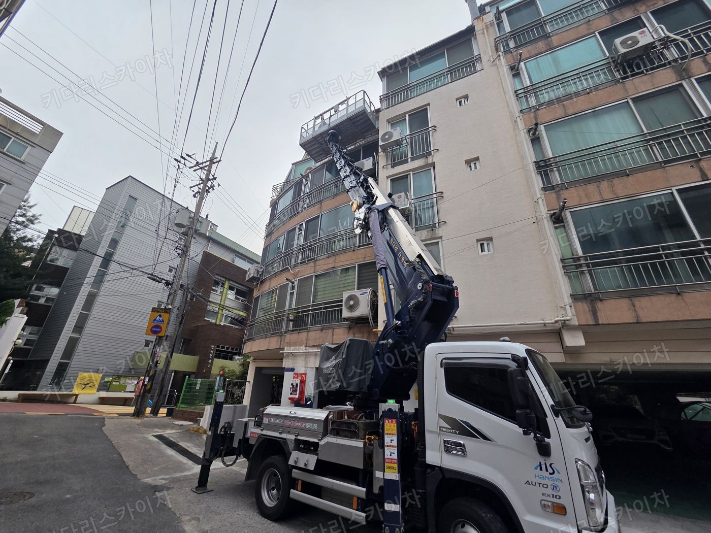 상가 앞 도로변 스카이차 배치