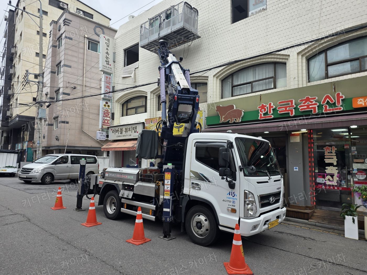 상가 앞 도로변 스카이차 배치
