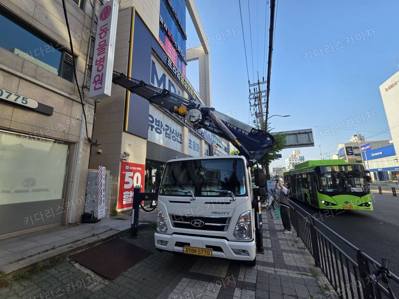 상가 앞 도로변 스카이차 배치