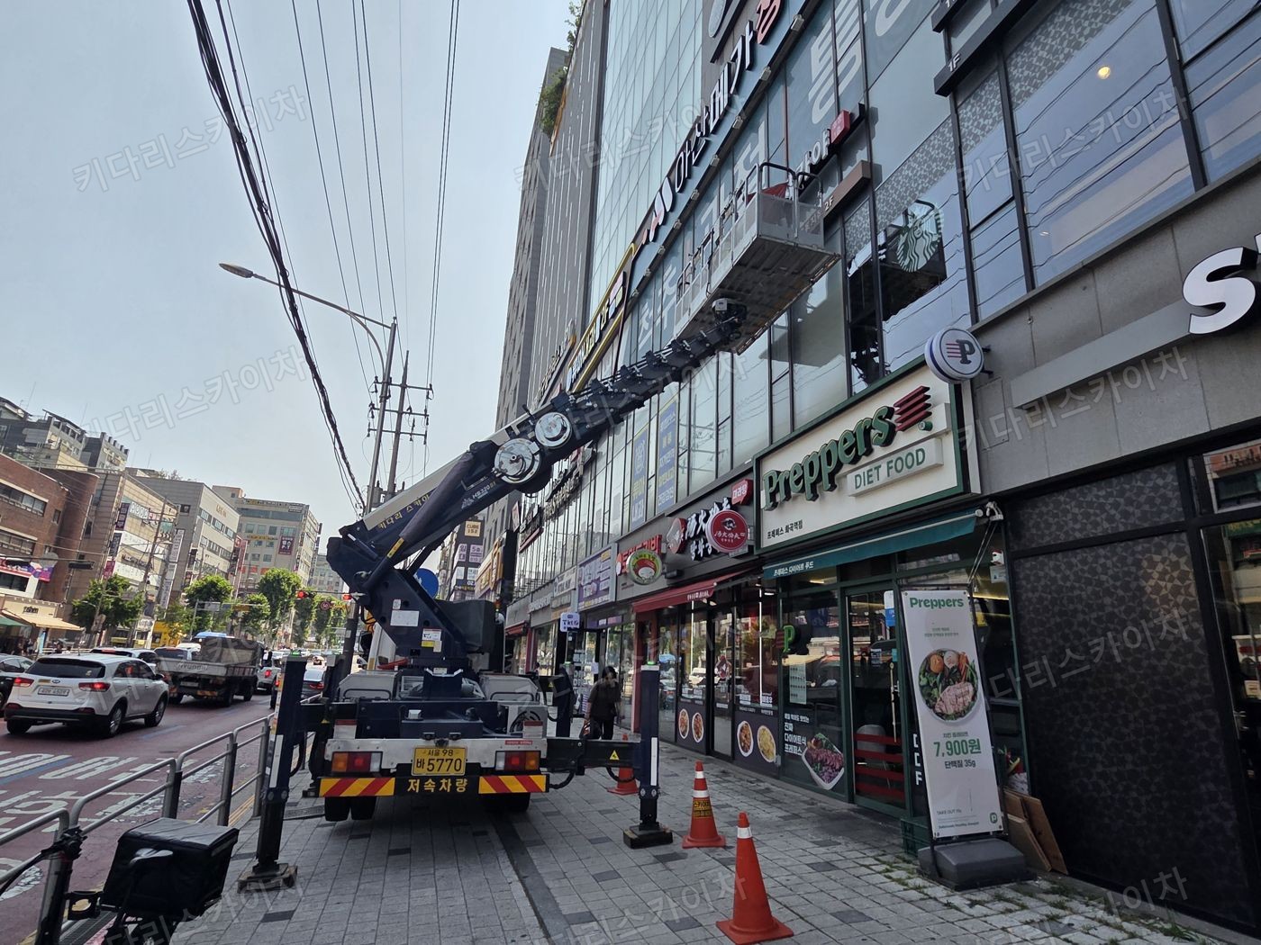 상가 앞 도로변 스카이차 배치