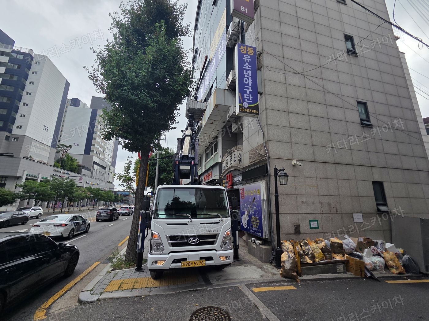 상가 앞 도로변 스카이차 배치