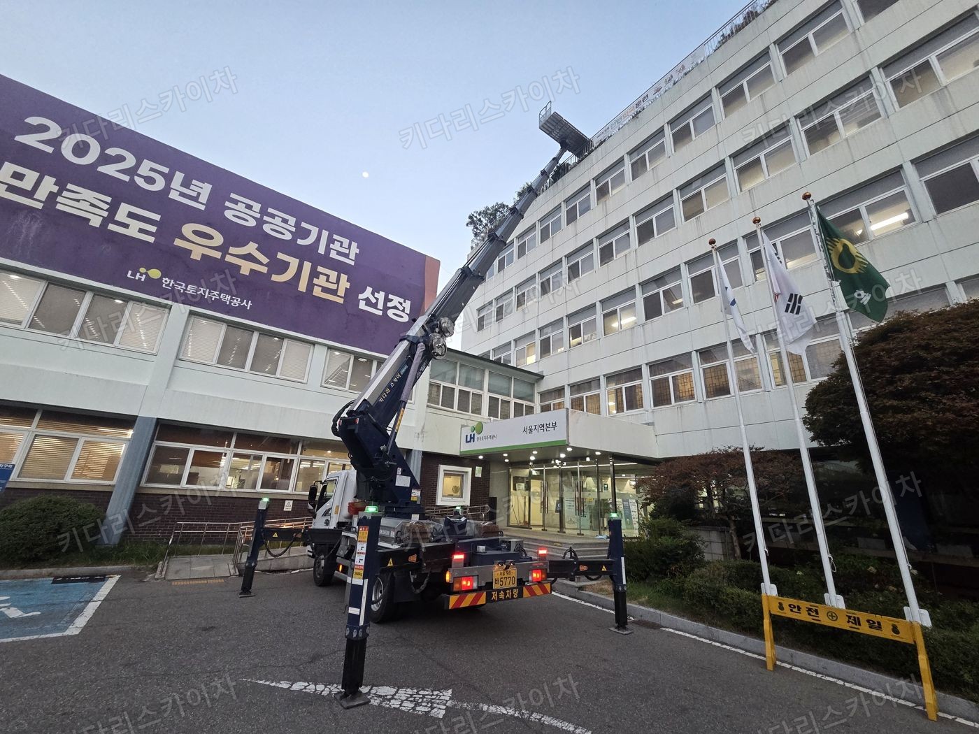 상가 앞 도로변 스카이차 배치